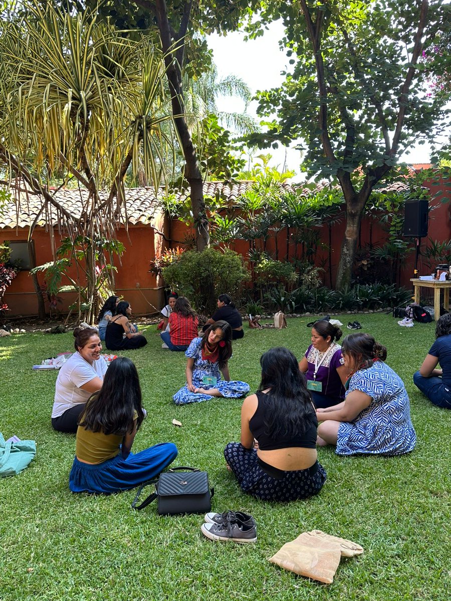 🌱 Tuvimos la fortuna de compartir un taller de autocuidado en el encuentro 'Entrelazando Nuestras Utopías' por <a href="/FondoSemillas/">Fondo Semillas</a> 

☀️ Muchas gracias a todas y cada una de las participantes inscritas, nos llevamos muchísimo de ustedes. 🌈

#FondoSemillas #Autocuidado #Centro32