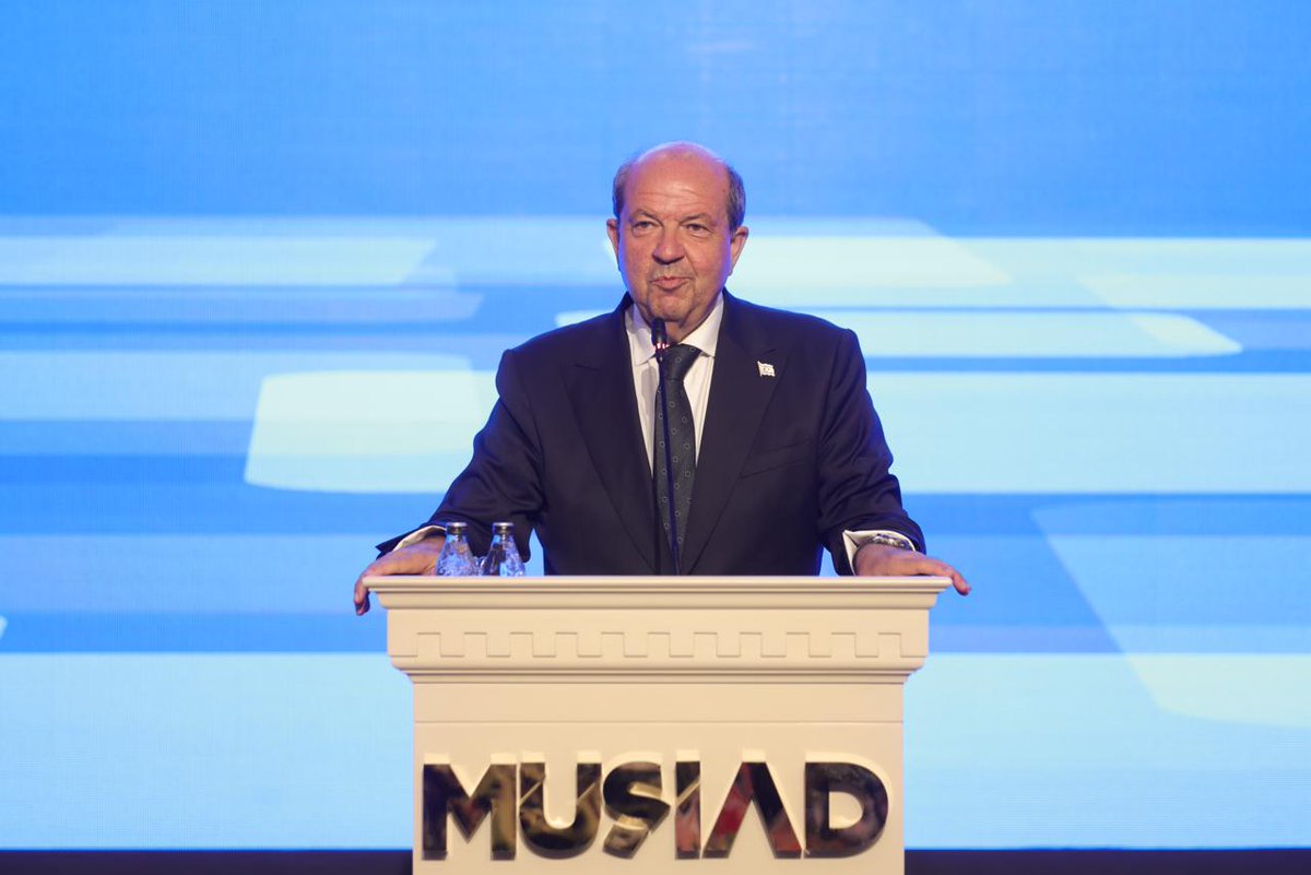 MUSIAD's tweet photo. “İki Devletli Çözüm Önerisi ve Mavi Vatan” temalı özel programımız Genel Merkezimizde Kuzey Kıbrıs Türk Cumhuriyeti Cumhurbaşkanı Sayın Ersin Tatar (@ErsinrTatar), Genel Başkanımız Burhan Özdemir (@BurhanOzdemirTR) ve üyelerimizin katılımlarıyla gerçekleşti.

Programda, Kıbrıs davasının tarihsel süreci, iki devletli çözüm vizyonunun uluslararası hukuk ve güvenlik açısından önemi ile Doğu Akdeniz’de Türkiye ve KKTC’nin haklarını koruma stratejileri ele alındı. Mavi Vatan doktrininin, enerji kaynaklarının adil paylaşımı ve bölgesel istikrar açısından taşıdığı kritik rol vurgulandı.

Detaylar için: https://t.co/0W18v7gtv5