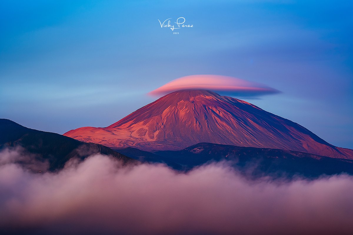 El Teide se pone su sombrero de gala: una nube lenticular perfecta, formada por los vientos que ascienden y giran alrededor del volcán. Un fenómeno tan efímero como hipnótico, que recuerda que la naturaleza es la mejor artista. 🌋☁️✨ #Tenerife #Teide #NubeLenticular