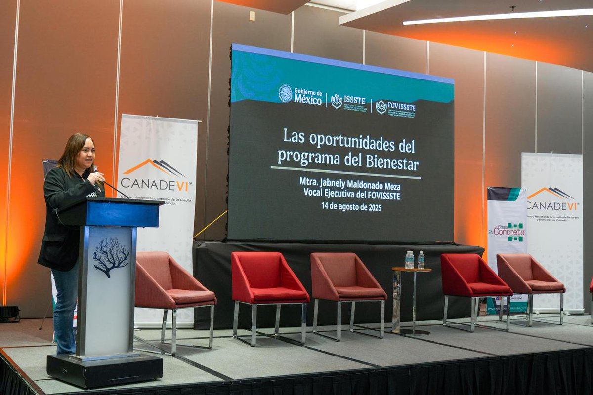FOVISSSTEmx's tweet photo. 📸 En Diálogos @enconcreto, nuestra titular, @jabnelym, expuso “Las oportunidades del #ProgramaDeBienestar”.
Compartió que el #Fovissste busca recuperar su vocación social como fondo público, contribuir con la producción de hasta 100 mil viviendas y ampliar las soluciones habitacionales para las y los trabajadores, poniendo en el centro el derecho humano a la vivienda.