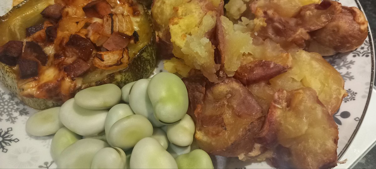 Stuffed marrow, smashed potatoes and broad beans courtesy of Leith Hall and Fraser Castle <a href="/N_T_S/">National Trust for Scotland</a> 😋