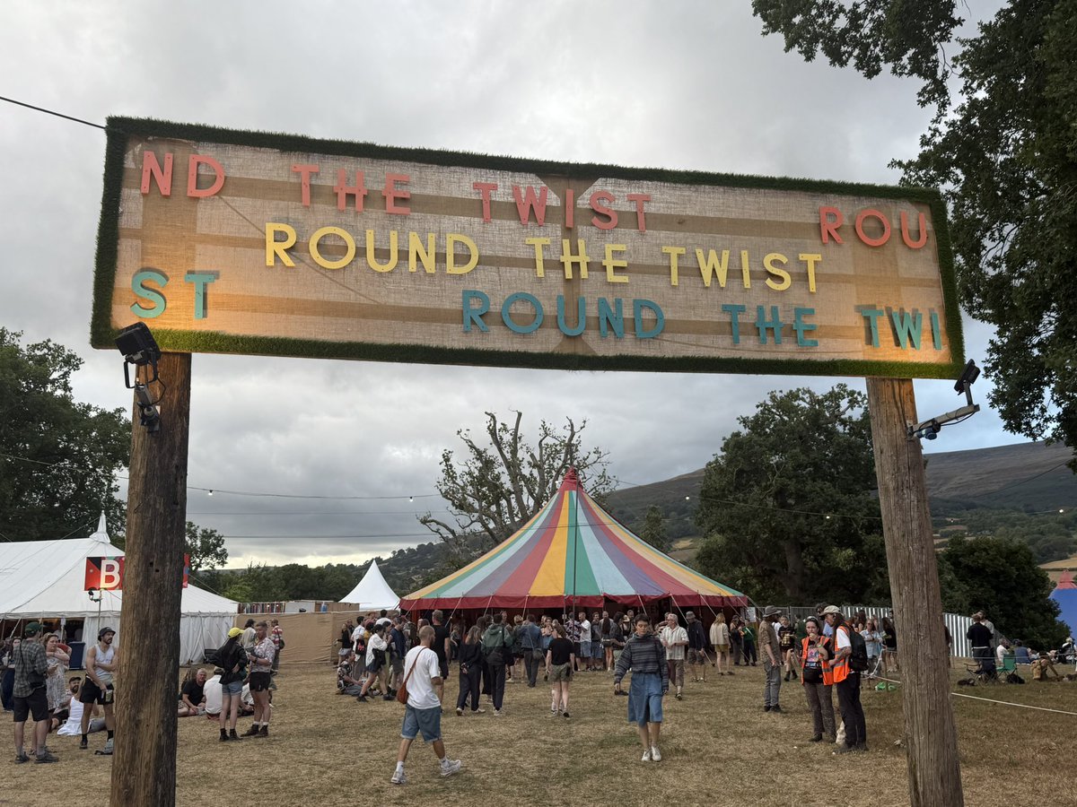 BBCRosAtkins's tweet image. All set here at Green Man. Taking it all in before Rave Machine 0130-0300 later. I’ll be in the Round the Twist tent.