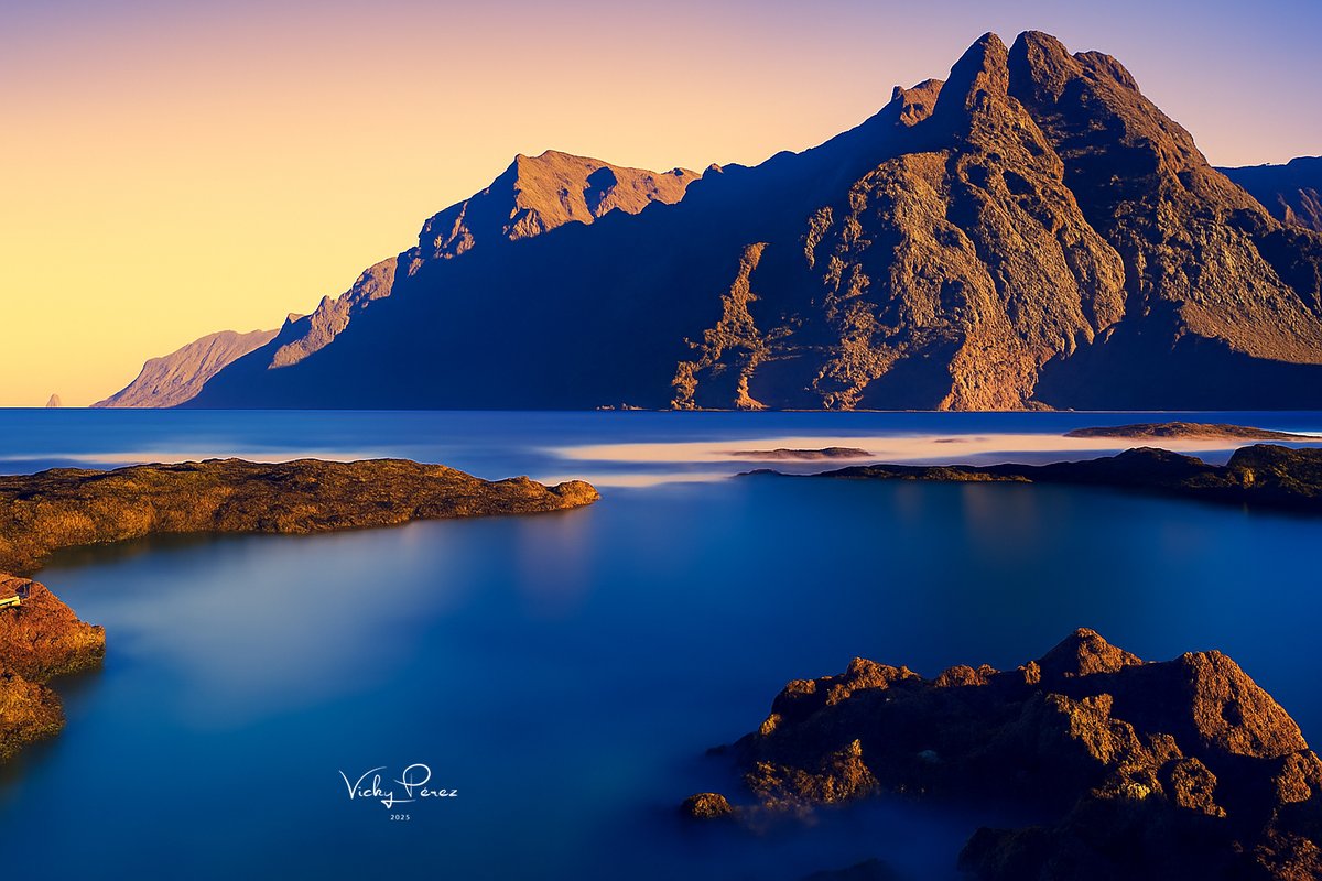 Rugosas y salvajes, las montañas de Anaga se alzan como guardianas eternas frente al Atlántico. Entre lava, sal y luz dorada, la naturaleza escribe su propia poesía. 🌊⛰✨ #Tenerife #Canarias #Paisajes