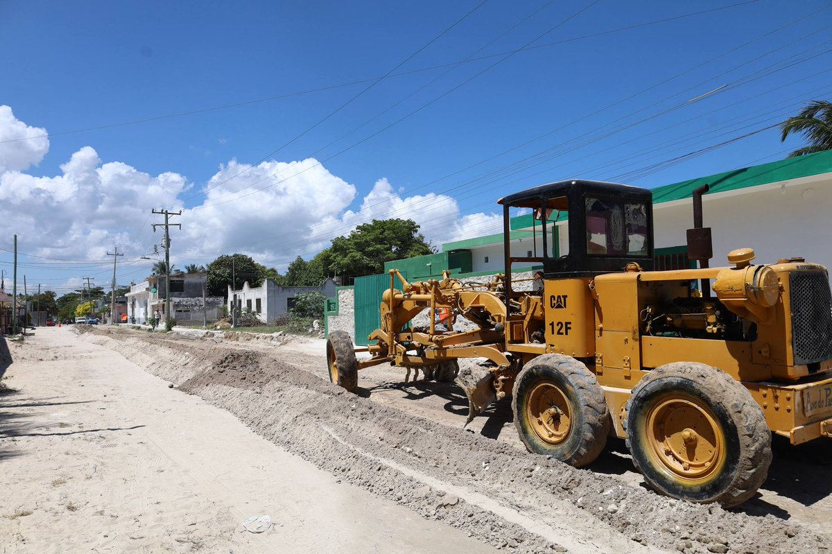 erikrihaniglez's tweet image. Por un #ProgresoParaTodos, realizamos la renivelación de calles en la comisaría de Chicxulub Puerto, mejorando la movilidad y seguridad vial de las y los vecinos del puerto.

#100xProgreso
