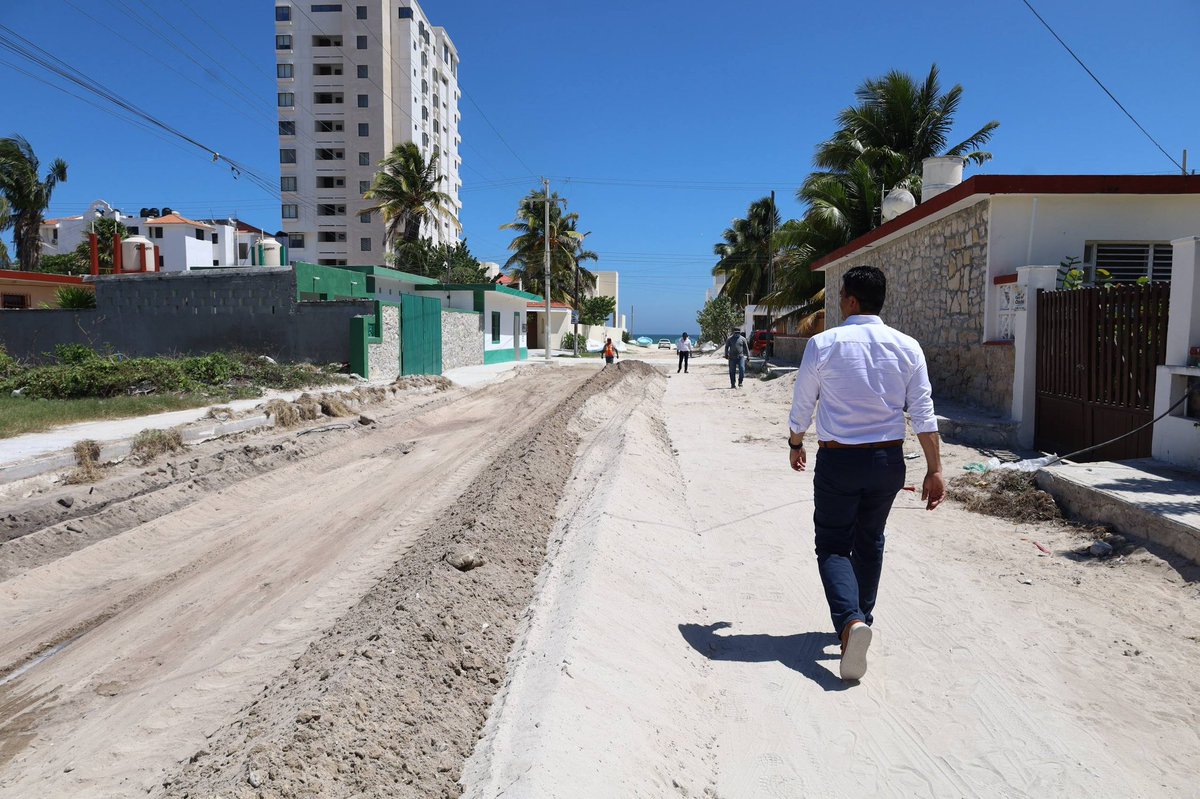 erikrihaniglez's tweet image. Por un #ProgresoParaTodos, realizamos la renivelación de calles en la comisaría de Chicxulub Puerto, mejorando la movilidad y seguridad vial de las y los vecinos del puerto.

#100xProgreso