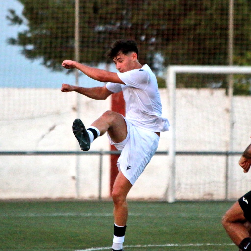 FCC_Cantera's tweet photo. 🏆2-3 | El conjunto local llegó a empatar el partido, pero un gol de Juan Lucas le da la victoria al filial albinegro, y conseguimos el trofeo "Francisco Núñez"

Gracias al @CD_Algar por invitarnos, y mucha suerte esta temporada.

#CanteraAlbinegra https://t.co/IrsteVtcKb
