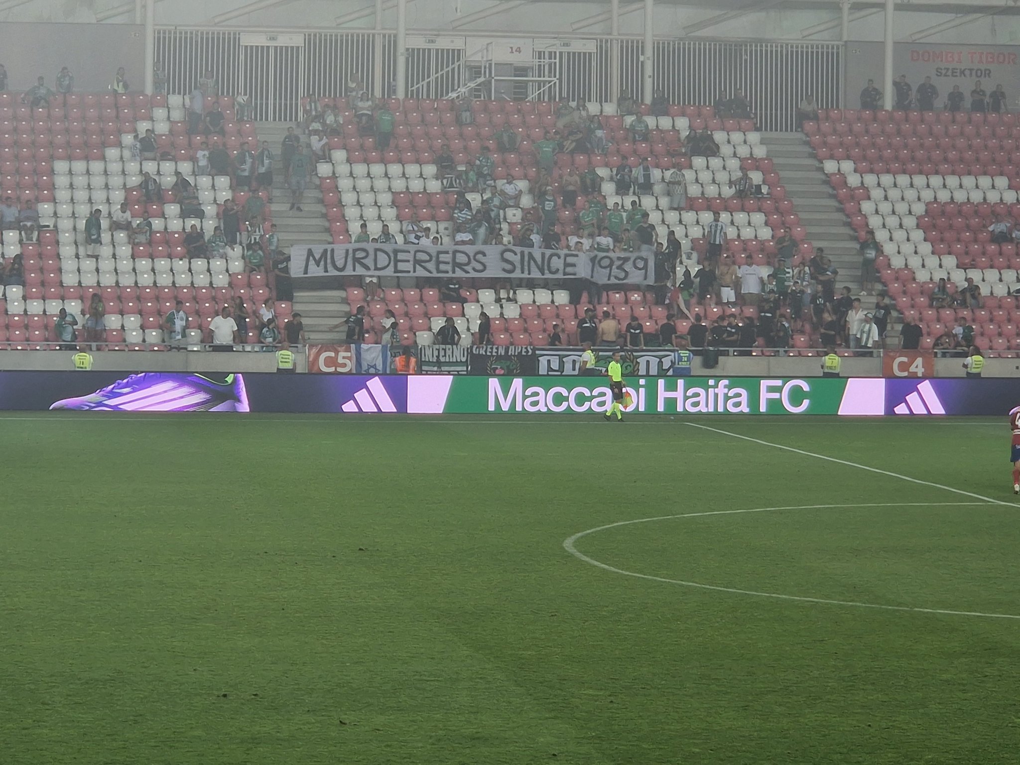 Obraźliwy transparent prezentujący kłamstwo wywieszony przez kibiców Maccabi Hajfa