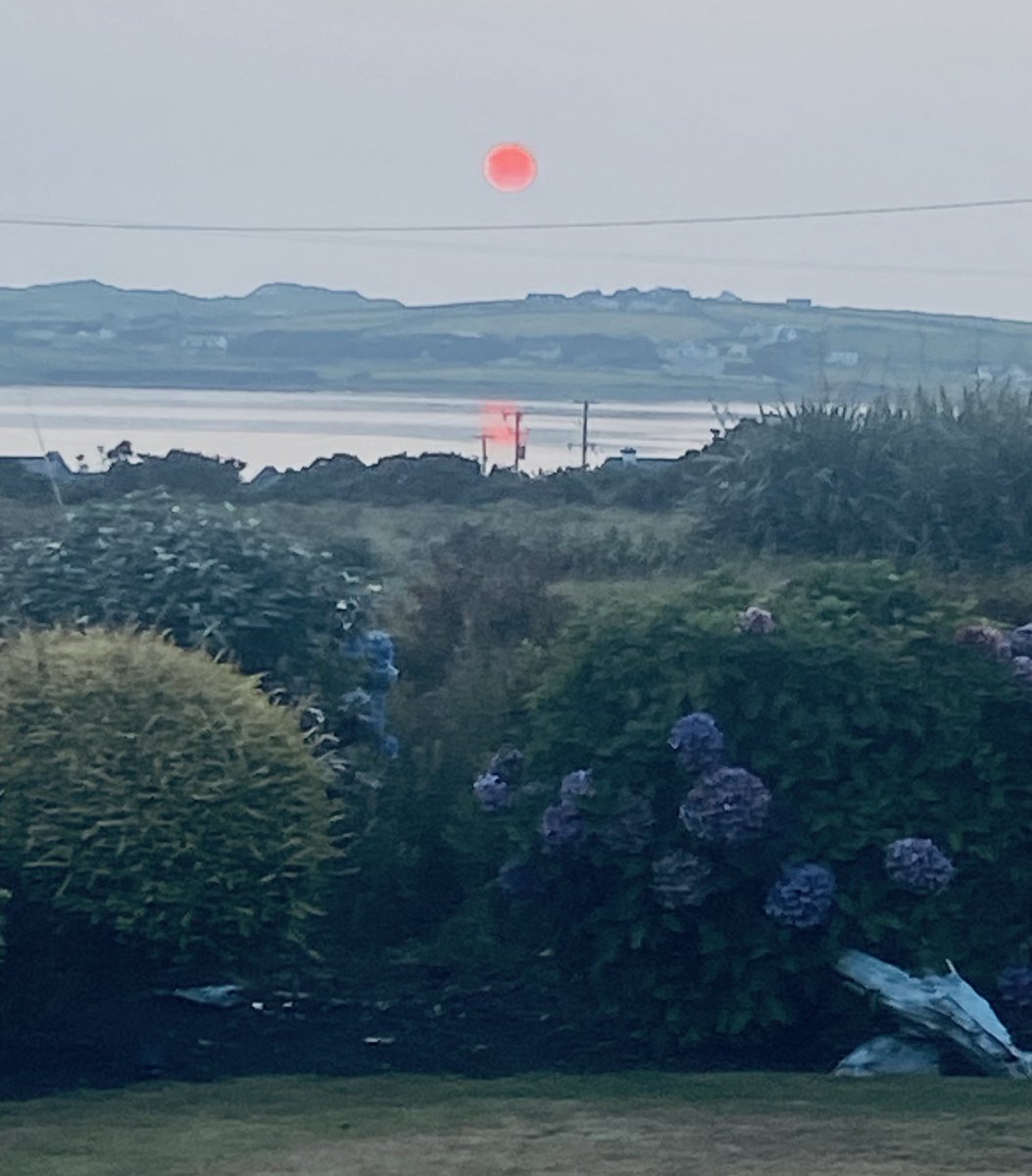 What a perfect sun tonight as the sunsets in #Belmullet # Erris ⁦<a href="/wildatlanticway/">Wild Atlantic Way</a>⁩ …