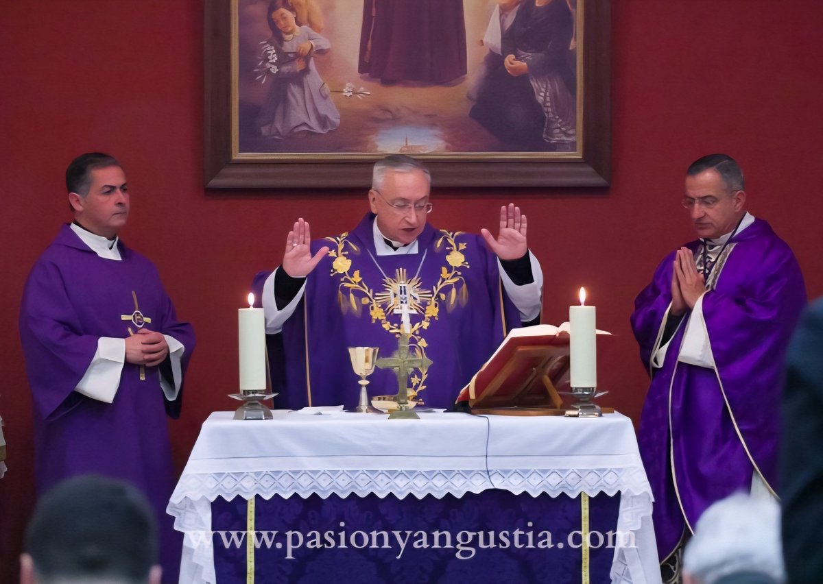 Nos unimos en oración por la salud de nuestro obispo y Hno Mayor Honorario, D. José Rico Pavés, al que queremos desear una pronta recuperación. 
Que el Señor de Pasión y su madre María Stma de la Angustia le bendiga para que siga siendo la luz que guía a todos los cristianos.