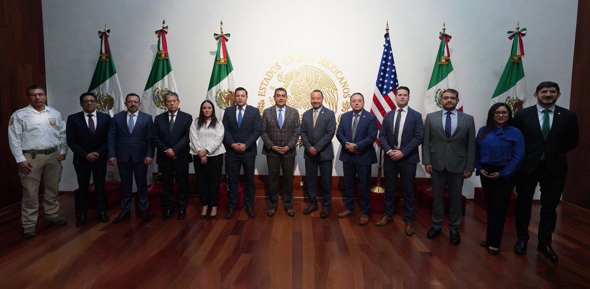 SergioSalomonC's tweet photo. Hoy sostuve una reunión con James Collins, Comisionado Adjunto de la Oficina de Aduanas y Protección Fronteriza de Estados Unidos @CBPIntlAffairs , acompañado por Aaron Mitchell, Director en funciones de la División de América del Norte, y Benito Montiel, Agregado de CBP, así como con el equipo de la @SRE_mx , encabezado por Mtro @ALFZEGBE, Jefe de Unidad de Coordinación Intersectorial, Mtra Fátima Ríos, Directora General de Movilidad Humana y Desarrollo, y el Mtro Alberto García, Coordinador de vinculación con el Gobierno de México.

Reafirmamos la colaboración de atender los retos comunes en materia migratoria, a través del diálogo franco, la cooperación permanente y el respeto a la soberanía de nuestras naciones, como lo ha instruido la presidenta @claudiashein.  

Seguiremos trabajando para fortalecer la relación bilateral en beneficio de nuestros países.

#MigraciónSegura #México