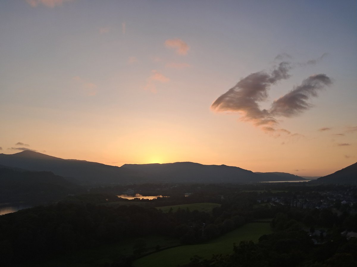 We timed it just right to catch the sun setting this evening from #Castlehead 🧡 💛 
#Derwentwater #Keswick #LakeDistrict #selfcateringaccommodation