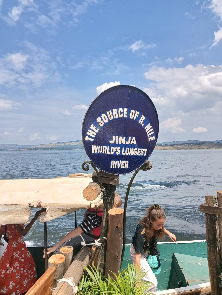 exitworker's tweet image. ジンジャの街はナイル川の源流で有名。アフリカ最大のビクトリア湖の湖水と湧き出す水がはるか地中海へと流れていく。湧水地点は水面が波打ち、源流を示す看板も立ち上陸できる。悠久の大河にロマンを感じた。#アフリカ縦断 #ウガンダ