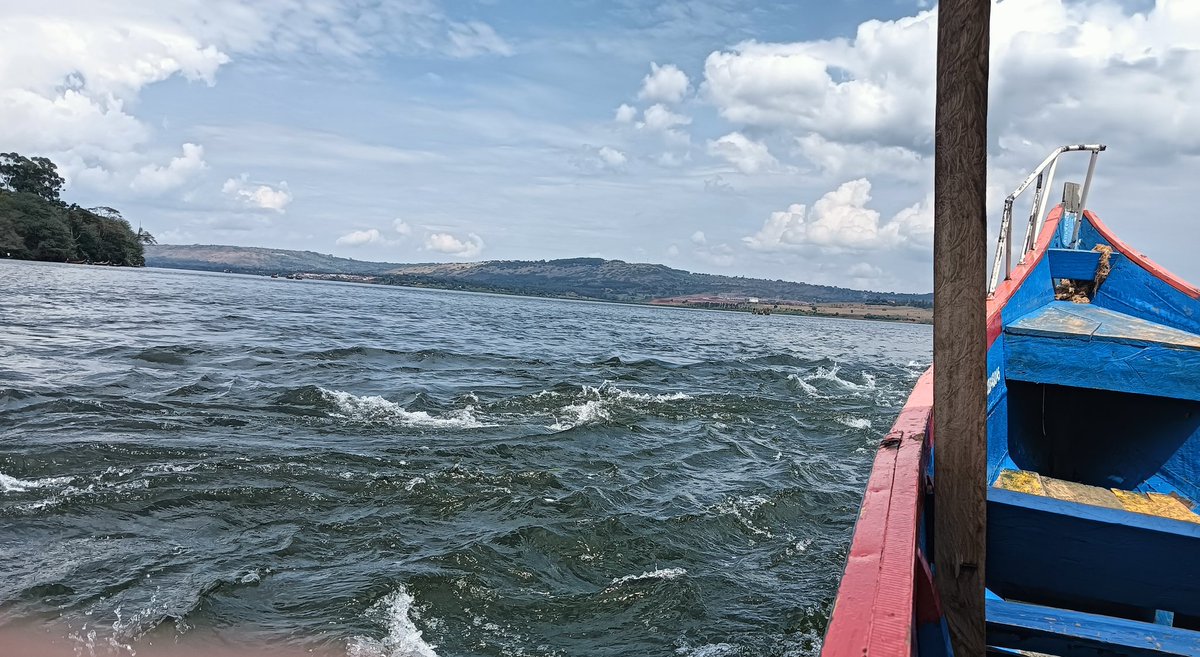 exitworker's tweet image. ジンジャの街はナイル川の源流で有名。アフリカ最大のビクトリア湖の湖水と湧き出す水がはるか地中海へと流れていく。湧水地点は水面が波打ち、源流を示す看板も立ち上陸できる。悠久の大河にロマンを感じた。#アフリカ縦断 #ウガンダ