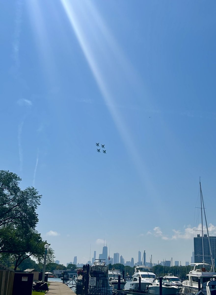 LeftByOumaOuma's tweet photo. U.S. Air Force Thunderbirds flying by this morning getting ready for the Chicago Air and Water Show https://t.co/cGfyBsonco