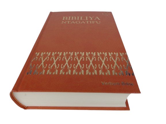 UMUNSI MUKURU W'IJYANWA MU IJURU RYA BIKIRA MARIYA

ISOMO RYA MBERE

Nuko Ingoro y’Imana yo mu ijuru irakinguka, n’Ubushyinguro bw’Isezerano bugaragarira mu Ngoro yayo. Ikimenyetso gikomeye kigaragara mu ijuru: yari umugore wisesuye izuba, ukwezi kuri munsi y’ ibirenge bye, naho