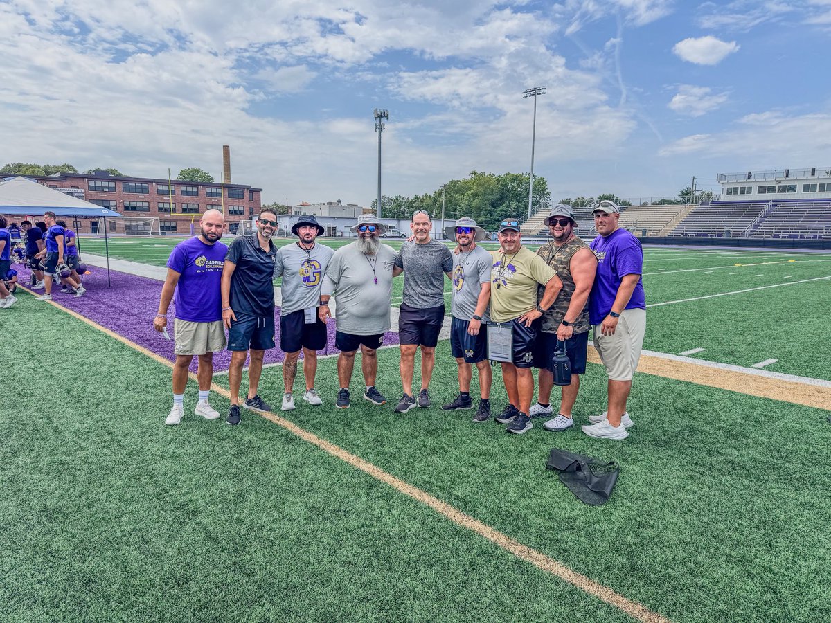 GarfieldHSFB's tweet photo. Thank you, Coach Mucha, for taking time out of your day to visit and speak with us! ⚒️

@GarfieldSuper_ @BoilermakersGHS 

#boilermakerfootball #buildingbetterboilermakers #builtforbattle #hammerdown https://t.co/oYmUeDXwLK