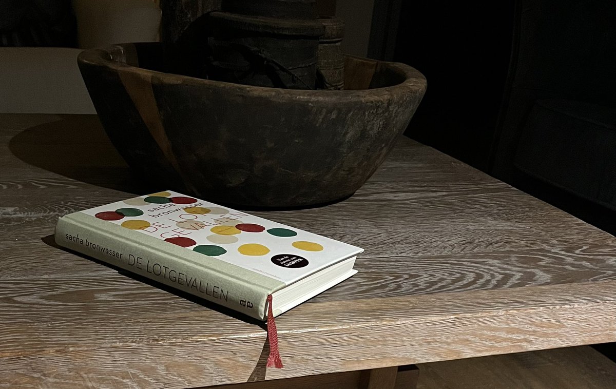 Nu eerst maar eens deze👇
#SachaBronwasser #DeLotgevallen 
‘Blijf bij me. Wacht even. Alles moet nog komen’