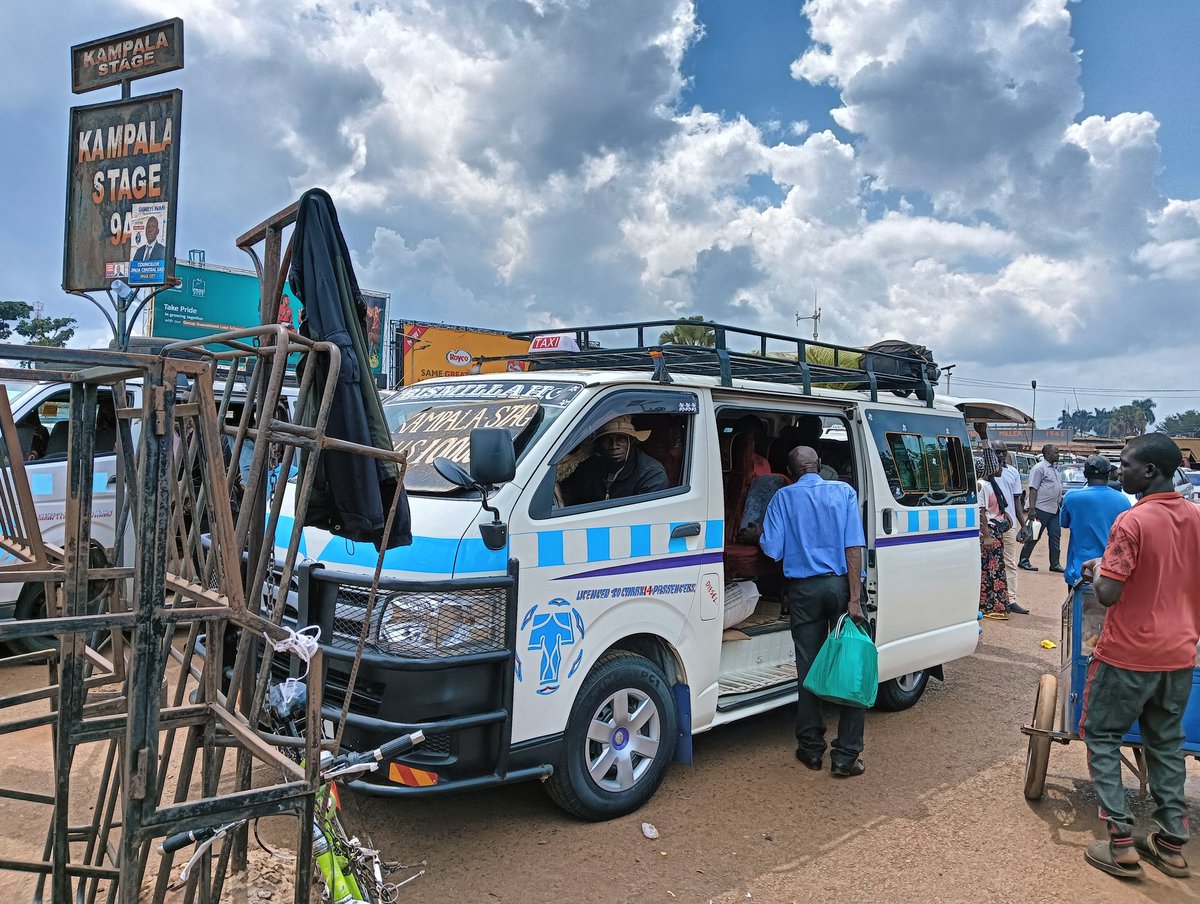 exitworker's tweet image. マタツ（ミニバス）でジンジャから首都カンパラへ。約100㌔、乗車３時間で1万ugx（400円）。車窓には紅茶やサトウキビ畑が広がる。到着地のカンパラのバスターミナルは一転してカオス。排ガスで喉痛い。#アフリカ縦断　#ウガンダ