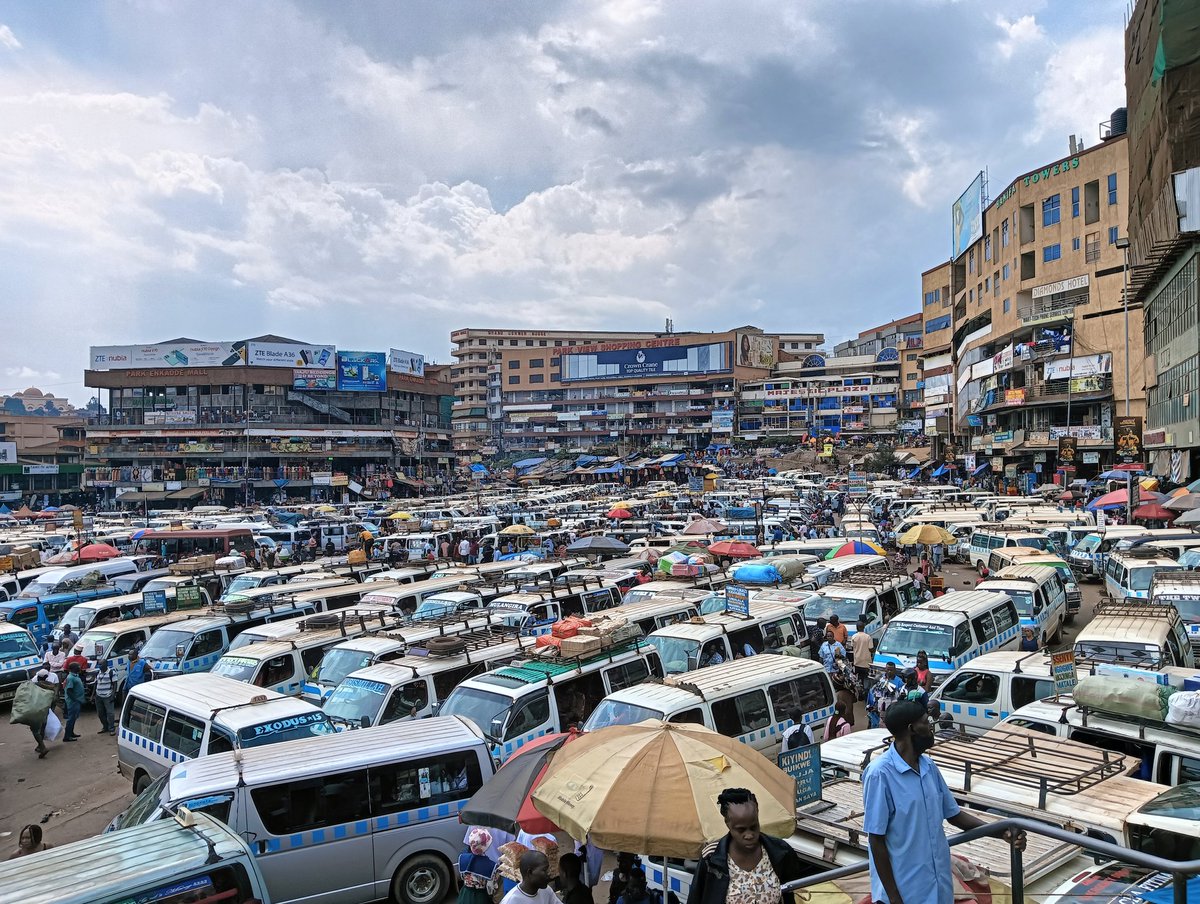 exitworker's tweet image. マタツ（ミニバス）でジンジャから首都カンパラへ。約100㌔、乗車３時間で1万ugx（400円）。車窓には紅茶やサトウキビ畑が広がる。到着地のカンパラのバスターミナルは一転してカオス。排ガスで喉痛い。#アフリカ縦断　#ウガンダ