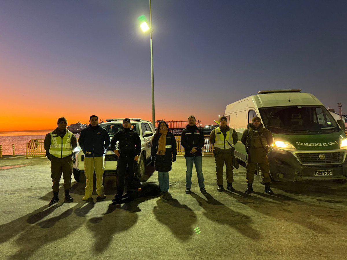 CarabMagallanes's tweet photo. #Fiscalizaciones: durante esta mañana @Carabdechile de la 5a com. #COP junto con la Seremi de Seg. Pública, @PDI_Magallanes @DGTM_Chile @MTTMagallanes @SII_Chile y @sagchile realizaron fiscalización a vehiculos en el Terminal Tres Puentes, con el fin de prevenir incivilidades https://t.co/9ukPCGWzd4