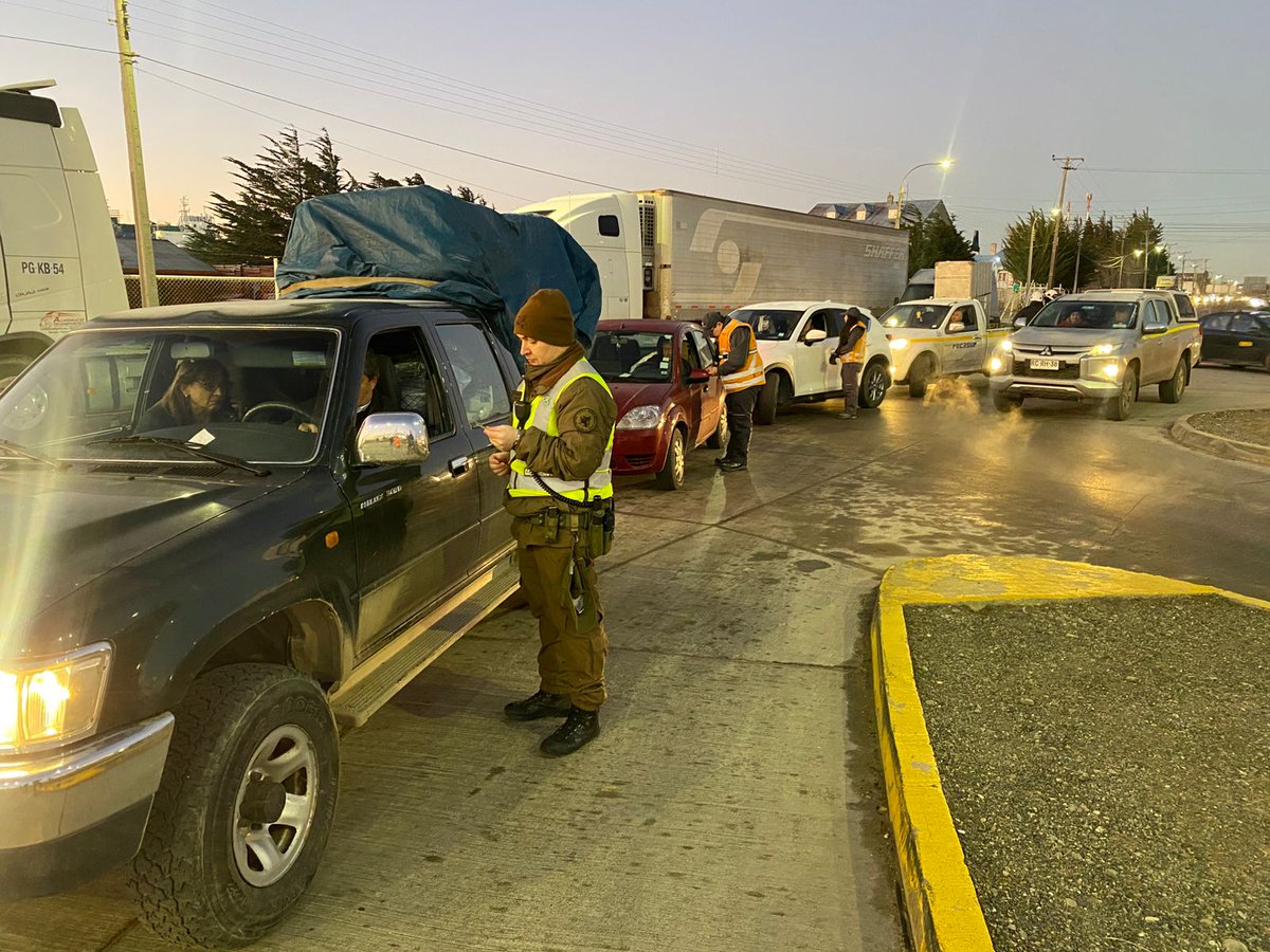 CarabMagallanes's tweet photo. #Fiscalizaciones: durante esta mañana @Carabdechile de la 5a com. #COP junto con la Seremi de Seg. Pública, @PDI_Magallanes @DGTM_Chile @MTTMagallanes @SII_Chile y @sagchile realizaron fiscalización a vehiculos en el Terminal Tres Puentes, con el fin de prevenir incivilidades https://t.co/9ukPCGWzd4