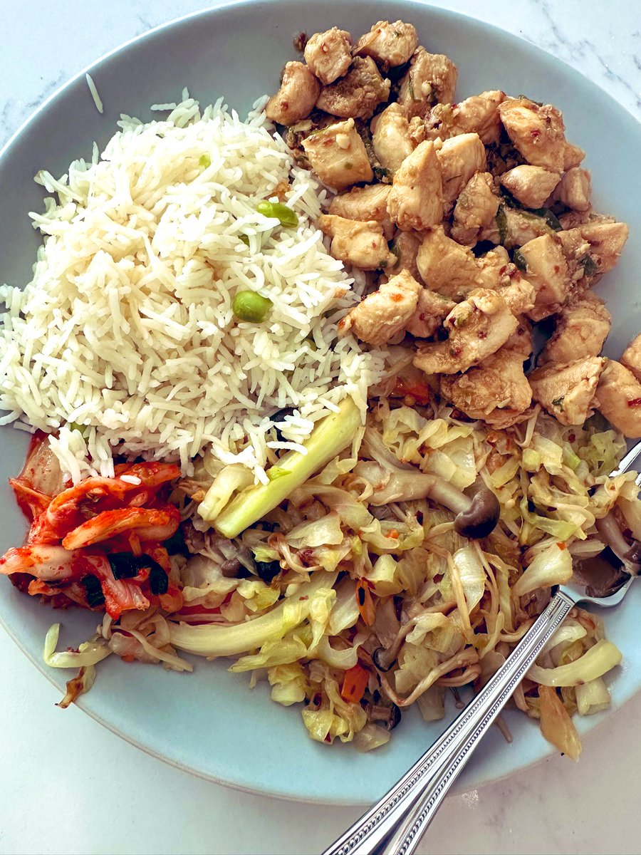 free_style_chef's tweet image. Cabbage and mushroom stir fry, soy sauce garlic ginger green onion spicy chicken, edamame rice, &amp;amp; kimchi. 

I loved this meal. 
What do you think of it?

#twittersupperclub #homecooked