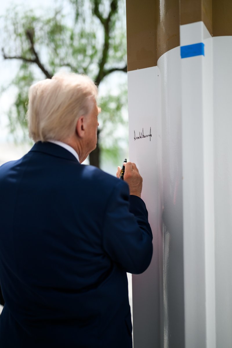 RoryCrave's tweet image. That's how you sign #SwiftSign