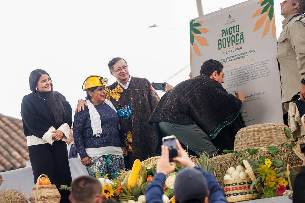 CarlosAmayaR's tweet photo. ¡Es oficial 💚💚💚! 

Acabamos de firmar el gran #PactoBoyacá ‘Raíz y Futuro’, una alianza histórica entre el Gobierno nacional y el Gobierno de Boyacá para transformar nuestra tierra. 

Este pacto representa una inversión de más de 2.5 billones de pesos distribuidos en 78 proyectos que llevarán desarrollo, justicia social y sostenibilidad a cada rincón del departamento. 

Es la hoja de ruta que nos llevará de un modelo extractivista a una tierra que vive de la agroindustria, el turismo, las energías limpias y un campo moderno que cuida el agua y la tierra mientras produce con tecnología y valor agregado.

Raíz, para no olvidar quiénes somos.
Futuro, para construir.
Libertad, para vivirlo con dignidad.

¡Este es nuestro logro 2️⃣5️⃣0️⃣ de #700LogrosBoyacá2025!

¡Esto es #BoyacáGrande 💚💜🤍!