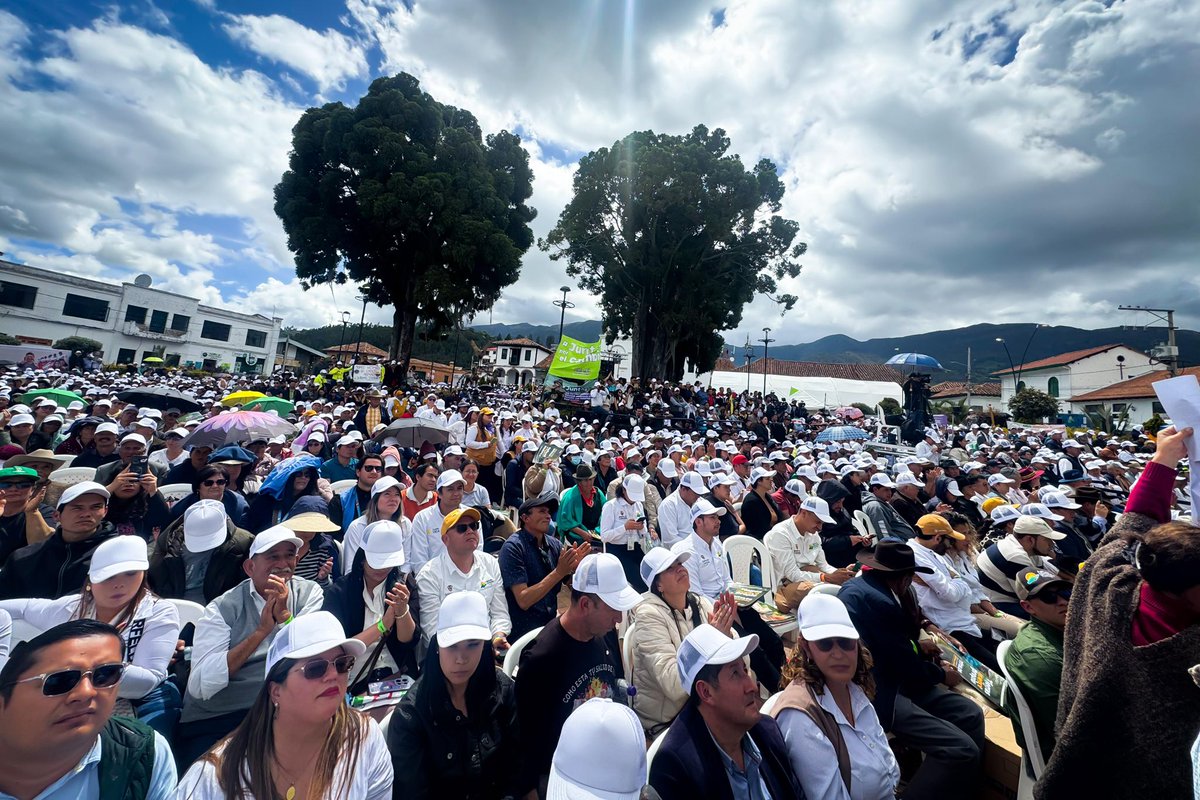 CarlosAmayaR's tweet photo. ¡Es oficial 💚💚💚! 

Acabamos de firmar el gran #PactoBoyacá ‘Raíz y Futuro’, una alianza histórica entre el Gobierno nacional y el Gobierno de Boyacá para transformar nuestra tierra. 

Este pacto representa una inversión de más de 2.5 billones de pesos distribuidos en 78 proyectos que llevarán desarrollo, justicia social y sostenibilidad a cada rincón del departamento. 

Es la hoja de ruta que nos llevará de un modelo extractivista a una tierra que vive de la agroindustria, el turismo, las energías limpias y un campo moderno que cuida el agua y la tierra mientras produce con tecnología y valor agregado.

Raíz, para no olvidar quiénes somos.
Futuro, para construir.
Libertad, para vivirlo con dignidad.

¡Este es nuestro logro 2️⃣5️⃣0️⃣ de #700LogrosBoyacá2025!

¡Esto es #BoyacáGrande 💚💜🤍!