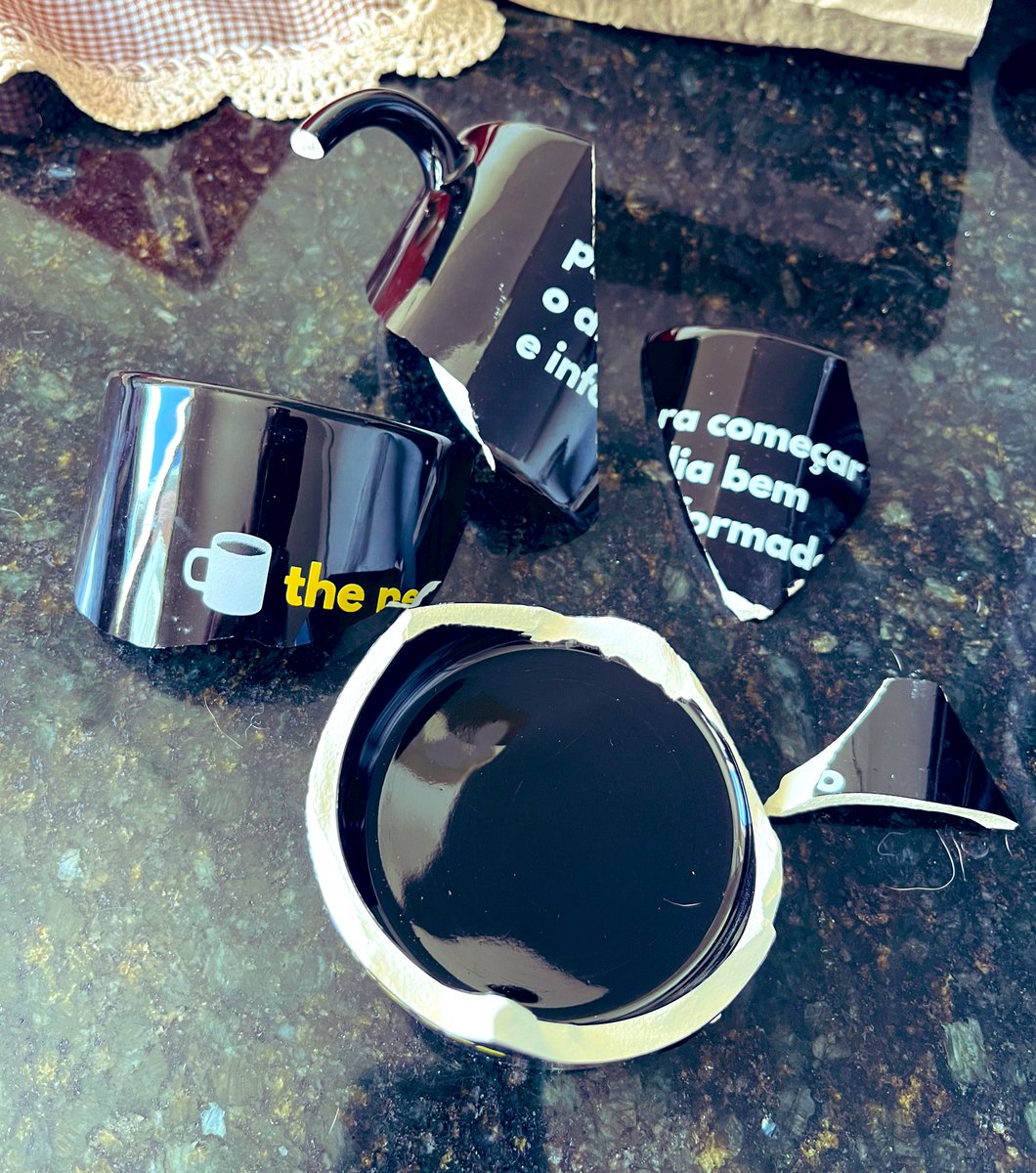 _lucasdudu's tweet photo. Minha mãe quebrou minha caneca do @thenews_br 😭😭😢😢 https://t.co/ss9RQuOOk3