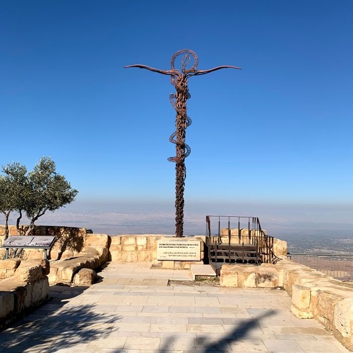 من يقف هنا يشعر بروحانية كبيرة.

اخر مكان وصل اليه سيدنا و حبيبنا موسى عليه السلام.
وهنا في مكان ما قريب توفاه الله تعالى في ارض الاردن المباركة بعدما انزل عليه اهم و اخر اسفار التوراة (سفر التثنية الوصايا)