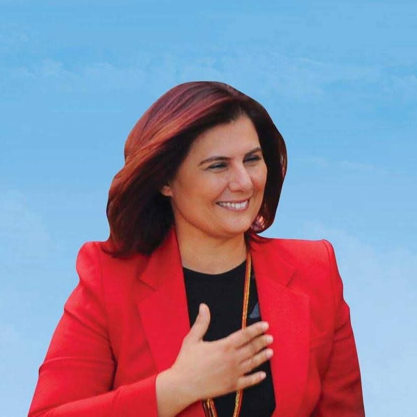 Dün topuklu Efeidi bugün topuklayan efe oldu 
Dün öve öve bitiremediğiniz kendi partinizin Belediye başkanı olan bu Hanım Efendiyi 
Bugün söve söve yerin dibine soktunuz  yazıklar olsun size Bizede gelene hoş geldin demek düşer 
             HOŞ GELDİN TOPUKLU EFE  .