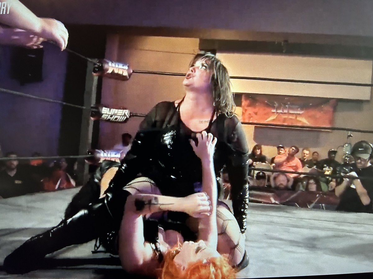 NotSpeechless23's tweet photo. Just HAD to watch @HellsFavoritePK 🥀 vs. @FearHavok at @PWRevolver after seeing #PriscillaKelly’s awesome promo 😁

#RevolverJerry 

@MeanGiaMiller

@Triller_TV https://t.co/Vw6SviCuuG