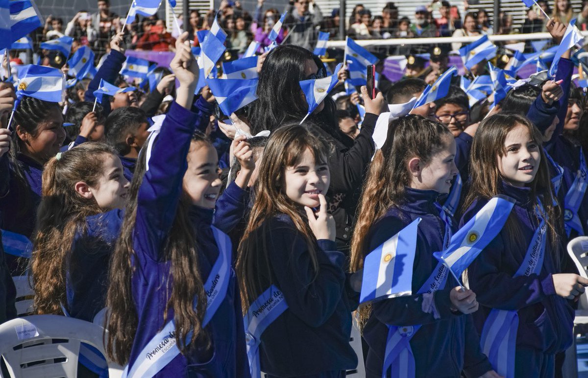 MuniGuaymallen's tweet photo. 🇦🇷 𝟱𝟰𝟮 estudiantes de Puente de Hierro, Los Corralitos y La Primavera prometieron lealtad a la Bandera en un emotivo acto.

Valores como compromiso, esfuerzo y amor por la patria guiaron la ceremonia, que unió familias, docentes y vecinos. https://t.co/hPGohgYtkr