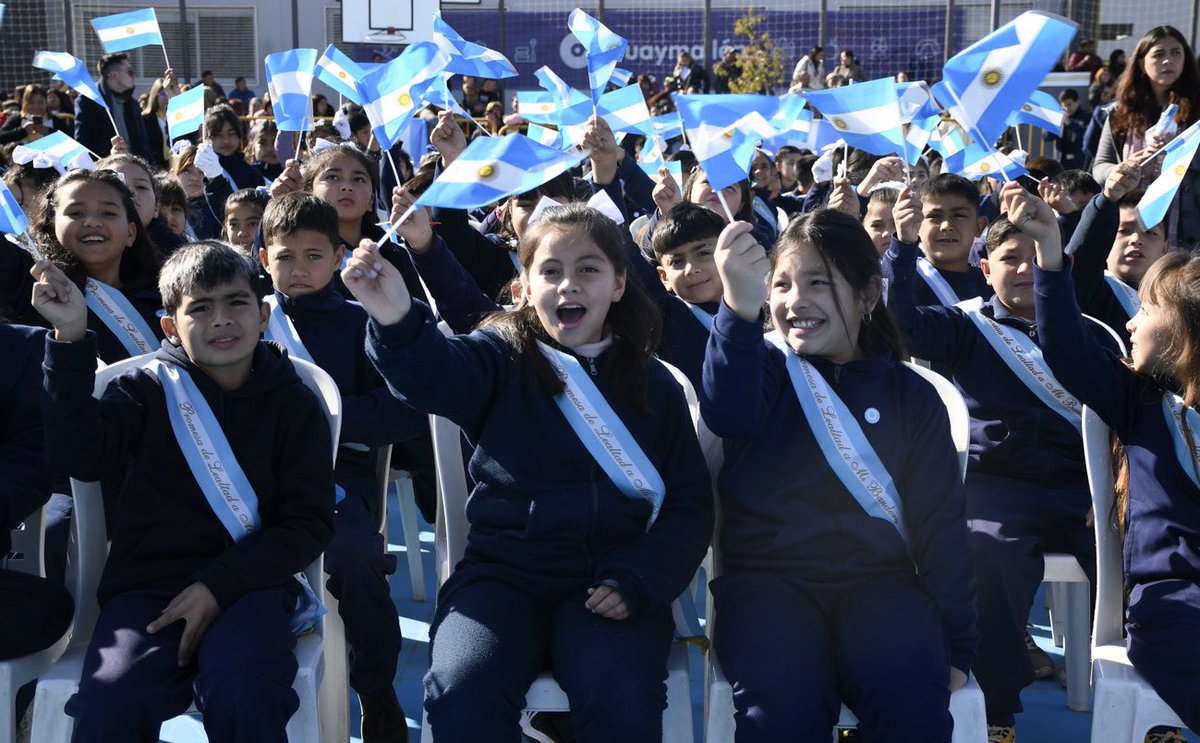 MuniGuaymallen's tweet photo. 🇦🇷 𝟱𝟰𝟮 estudiantes de Puente de Hierro, Los Corralitos y La Primavera prometieron lealtad a la Bandera en un emotivo acto.

Valores como compromiso, esfuerzo y amor por la patria guiaron la ceremonia, que unió familias, docentes y vecinos. https://t.co/hPGohgYtkr