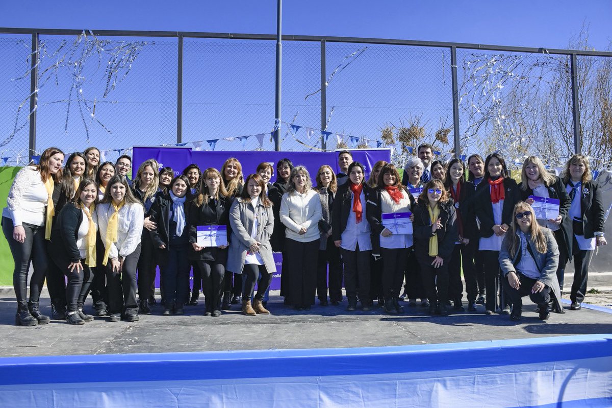 MuniGuaymallen's tweet photo. 🇦🇷 𝟱𝟰𝟮 estudiantes de Puente de Hierro, Los Corralitos y La Primavera prometieron lealtad a la Bandera en un emotivo acto.

Valores como compromiso, esfuerzo y amor por la patria guiaron la ceremonia, que unió familias, docentes y vecinos. https://t.co/hPGohgYtkr