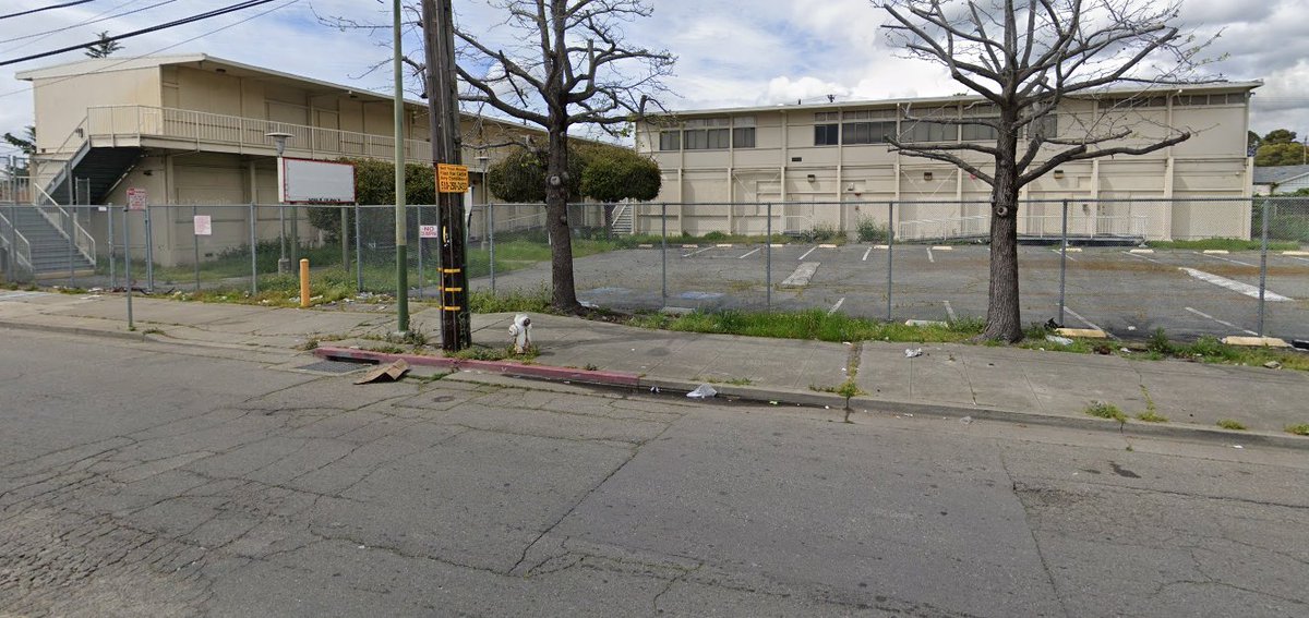 RevtweedyE's tweet photo. @Oakland @Liveundefined @KevinJenkinsoak  @FIAEastBay   before and today (now).  This is in District 6.  And guess what, the councilman knows about it. How long has it been now?  What if he lived here and had to look out the window at this every day? #IDLOC https://t.co/8RkKJJSxIa