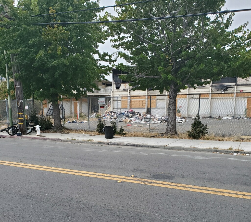 RevtweedyE's tweet photo. @Oakland @Liveundefined @KevinJenkinsoak  @FIAEastBay   before and today (now).  This is in District 6.  And guess what, the councilman knows about it. How long has it been now?  What if he lived here and had to look out the window at this every day? #IDLOC https://t.co/8RkKJJSxIa
