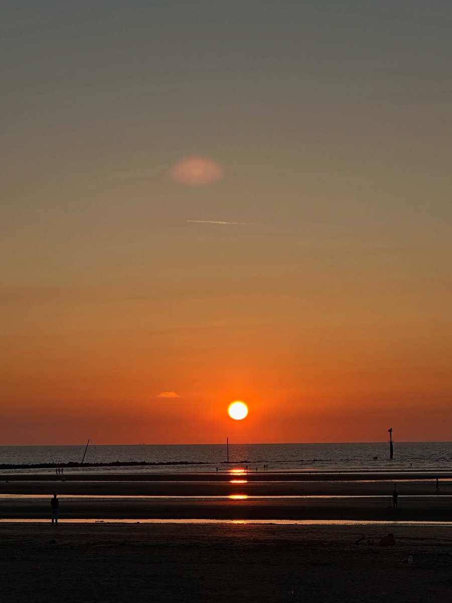 iriszeiten's tweet photo. Trouville-sur-Mer heute Abend! 

#normandie #trouville_sur_mer #sonnenuntergang #france #frankreich https://t.co/QH2Sg7Ddbn
