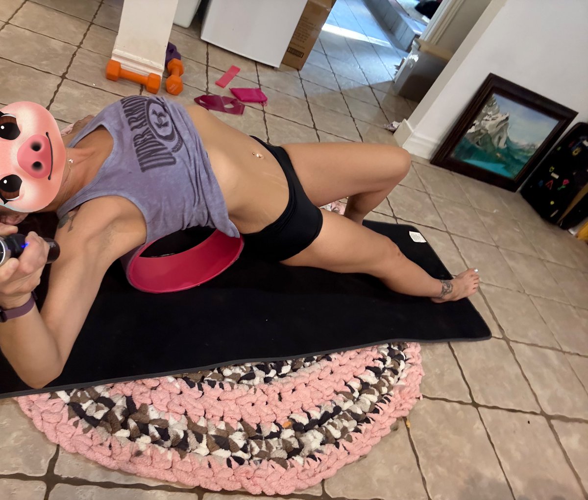 foxy_baking's tweet photo. Workout time before dinner 
I had a new type of art therapy today, I have high hopes. 
#moottwt #DoBetter #workouttime #arttherapy #feelingchubby https://t.co/mrWWw70mYv