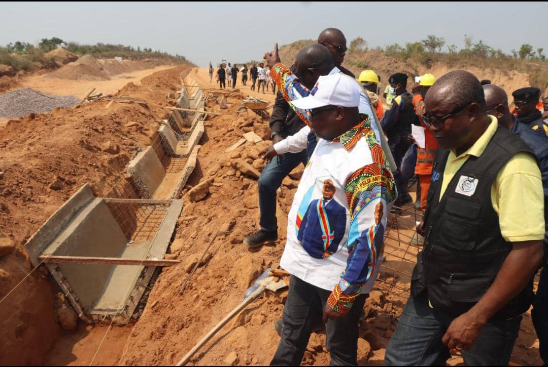 Ir Giane Lisasi🔆 (@lisas_giane) on Twitter photo #RDC||Kasaï : ''Il a dit, il a fait✍🏼" le buldozer #Crispin_Mukendi_wa_Bukasa, l'homme qui matérialise avec efficacité la vision claire du chef de l'État <a href="/fatshi13/">Félix A. Tshisekedi</a> .
" l'Anti-Bureau "
Fin x #RDC||Kasaï : ''Il a dit, il a fait✍🏼" le buldozer #Crispin_Mukendi_wa_Bukasa, l'homme qui matérialise avec efficacité la vision claire du chef de l'État <a href="/fatshi13/">Félix A. Tshisekedi</a> .
" l'Anti-Bureau "
Fin x