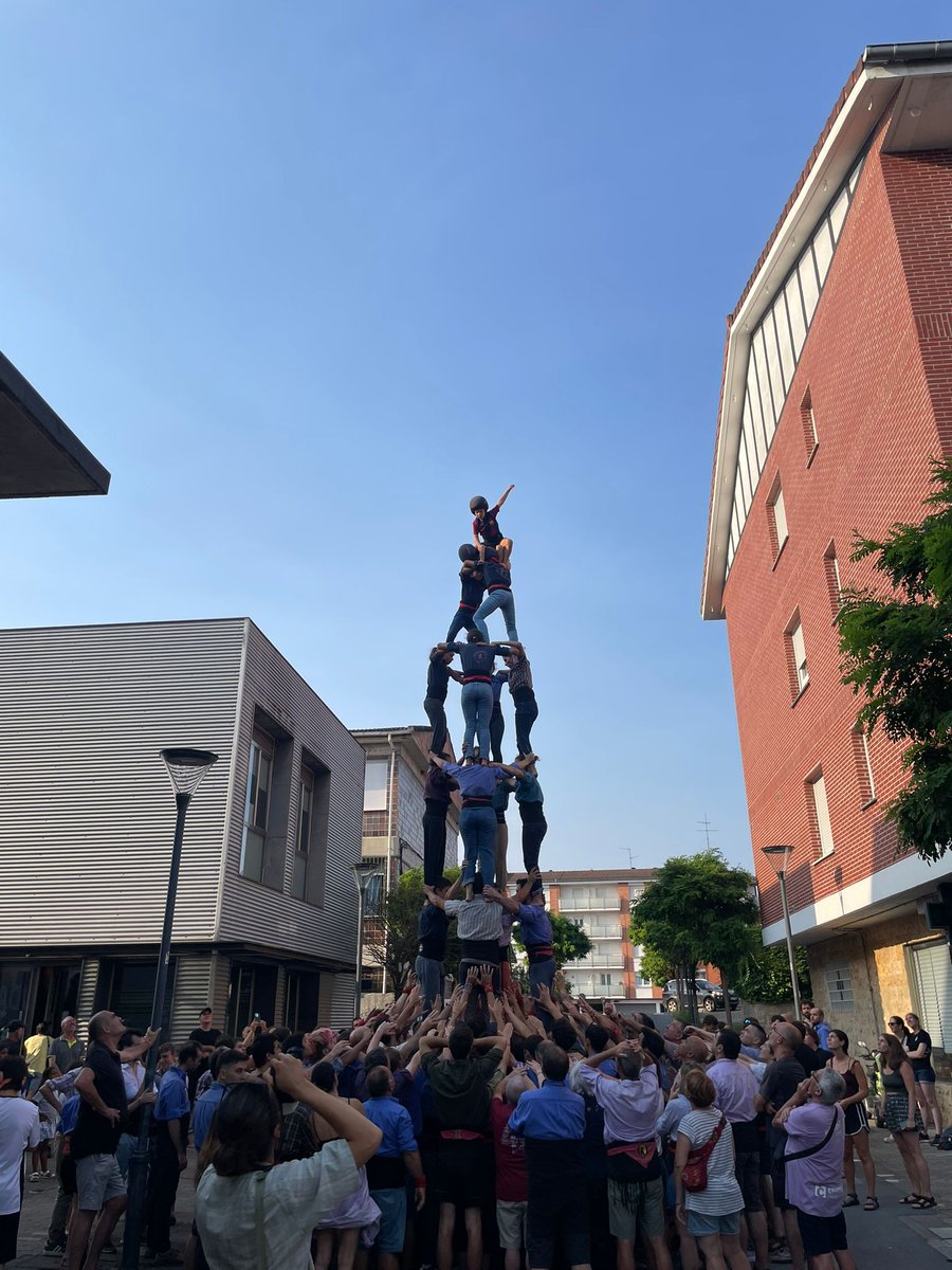 Ja som a Larrabetzu i aquest vespre hi hem assajat.
Demà a les 20.30 hi actuem.

#castells