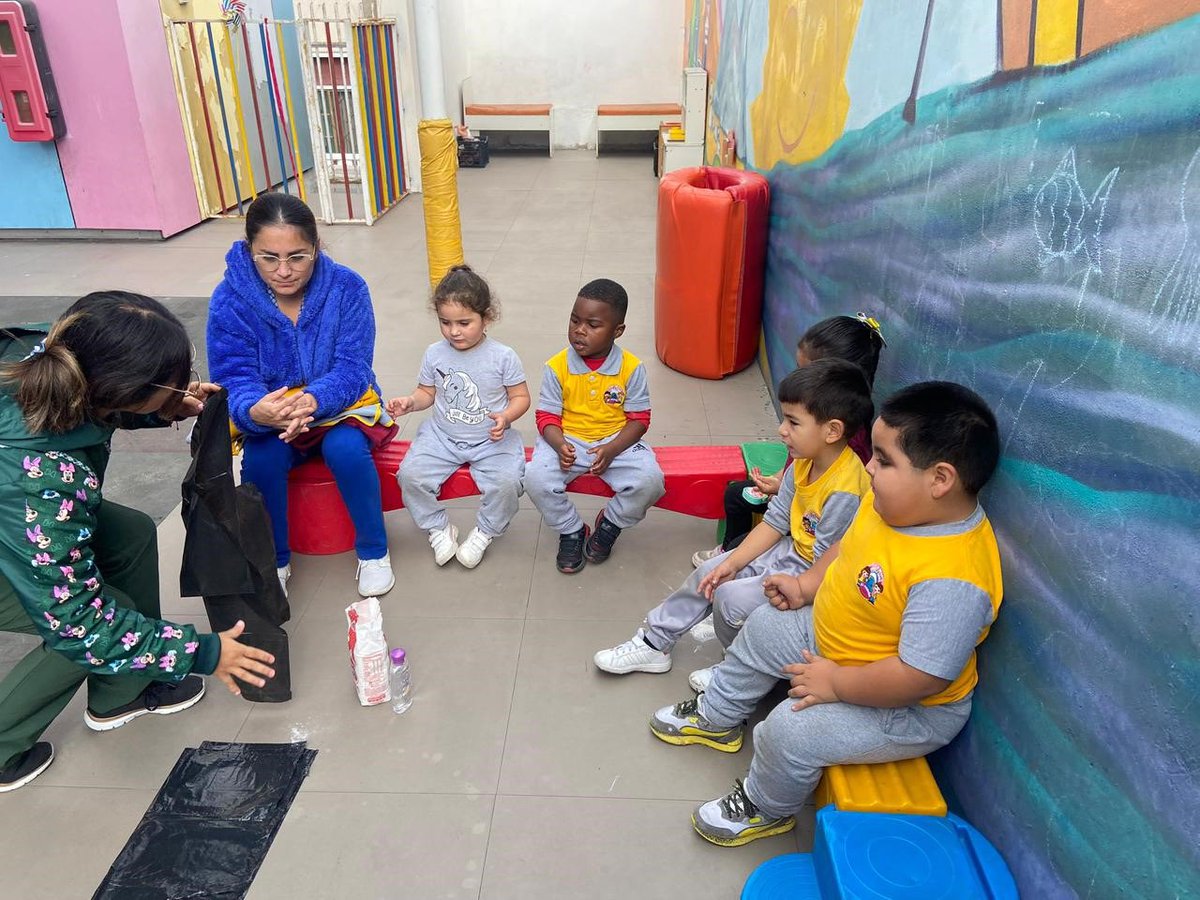 Los 👦🏻 y 👧🏻 del Jardín Infantil Mi Mundo de Colores de #Tocopilla exploran mezclas con diversos materiales 🙌🏼🤍
