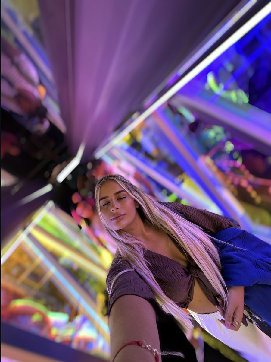 Había una vez un alma tan pura que abrazaba incluso cuando nadie la abrazaba a ella. Luchó batallas en silencio, secó lágrimas ajenas mientras las suyas caían. Sus cicatrices brillaban, su amor era refugio. No solo daba luz… devolvía la vida a los corazones rotos ✨❤️🌿💫