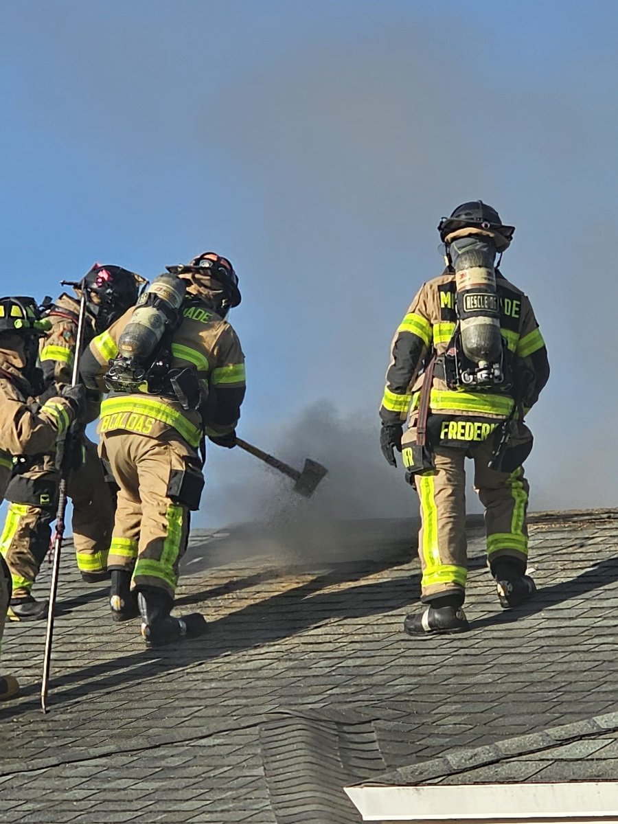 MiamiDadeFire's tweet image. On Thursday, Aug. 14, 2025, at 7:43 a.m., over 10 Miami-Dade Fire Rescue (#MDFR) units responded to a #FirstAlarm house fire near the 26200 block of SW 154 Avenue.
 
Crews found heavy smoke and flames coming from a carport with two vehicles, with the fire extending into a garage
