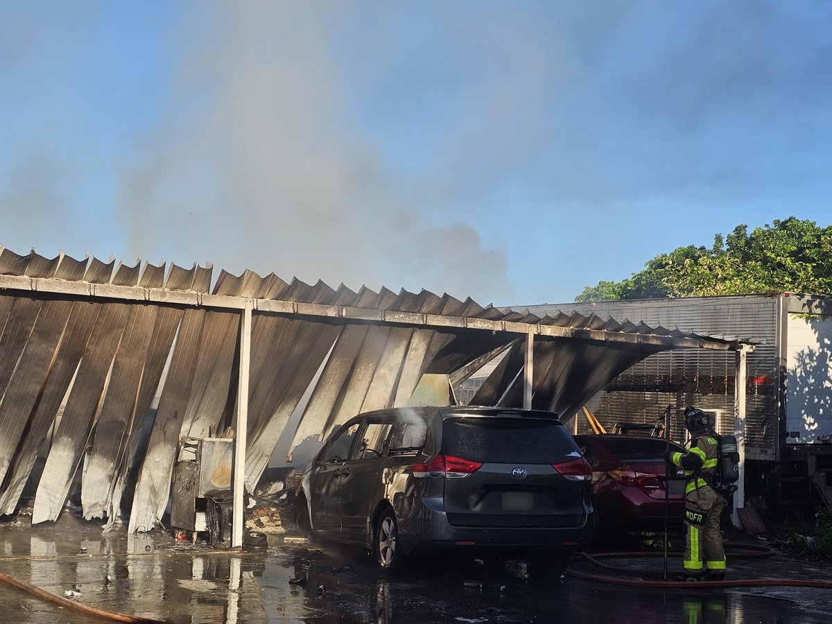 MiamiDadeFire's tweet image. On Thursday, Aug. 14, 2025, at 7:43 a.m., over 10 Miami-Dade Fire Rescue (#MDFR) units responded to a #FirstAlarm house fire near the 26200 block of SW 154 Avenue.
 
Crews found heavy smoke and flames coming from a carport with two vehicles, with the fire extending into a garage