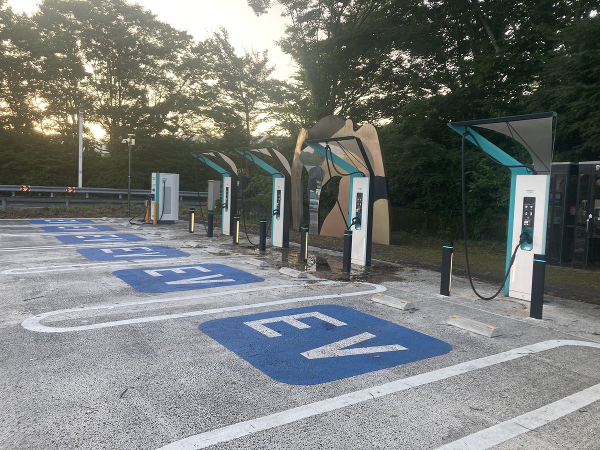 manzy0914's tweet photo. 高速道路で充電するのは初めて。
新しいのにさびれてるように見える。
チャージするところの足元が水たまりはなんかきしょい。

#EV
#電気自動車
#フォルクスワーゲン 
#id4 https://t.co/uk5uUT70kT