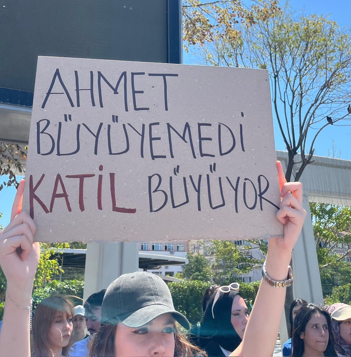 Ahmet'in yaşayacak onca yılı vardı! Katillerinin yaşarken kaybedeceği yıllar sadece 13 yıl mı? 24'ünü de yatsınlar istiyoruz!
#BuBöyleOlmaz