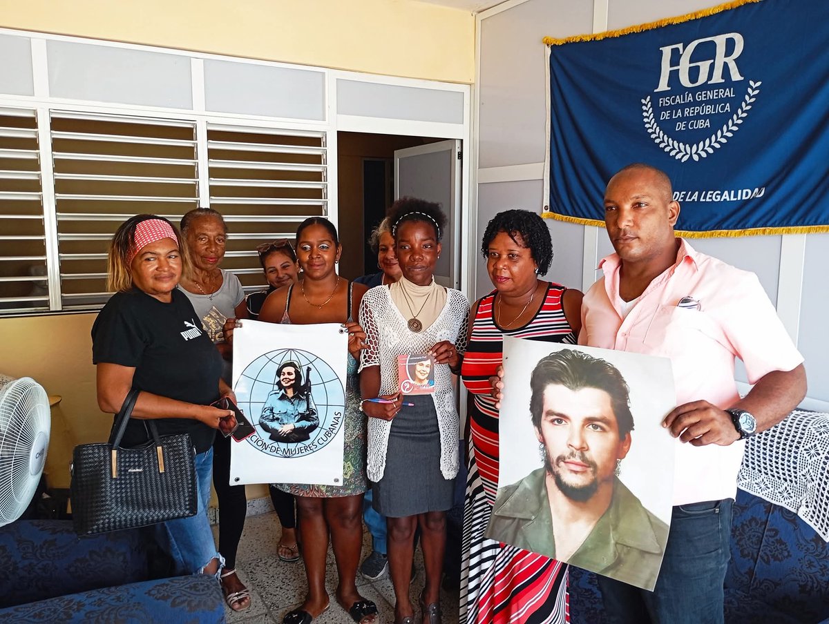 Recibe la Fiscalía Municipal de Cárdenas reconocimiento por el 65 Aniversario de la Federación de Mujeres Cubanas <a href="/yamilapenao/">Yamila Peña Ojeda</a> <a href="/DaisyRamirez66/">Daisy Ramírez Naranjo</a> <a href="/ivisperezCuba/">Ivis Pérez Alvarez</a> <a href="/FMC_Cuba/">FMC de Cuba</a>