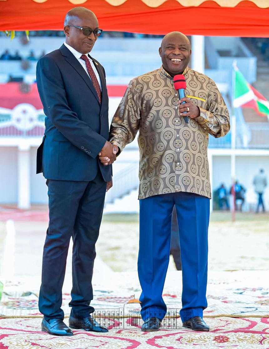 KwaNtare's tweet photo. Umukuru w'Igihugu Nyenicubahiro @GeneralNeva yashikirije icese ku kibuga Agasaka Buramatari mushasha wa @PButanyerera, Gn Bde Vigitori Segasago na Musitanteri mushasha wa #Ngozi, Dominiko Ndikuryayo imbere y'abenegihugu isinzi bo muri iyo ntara bari  kuri ico kibuga. https://t.co/KaRjz3Unoq